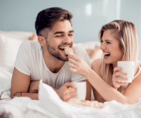 Új szokás lehet, hogy hétvégén az ágyban reggeliztek - fotó: canva.com